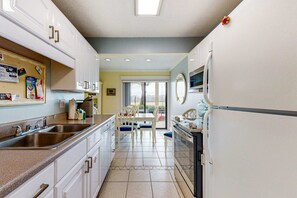 Fridge, microwave, oven, stovetop - Beautiful condo with on-site golf, pool, tennis, hot tub, & gym - patio, W/D, AC (Miramar Beach)