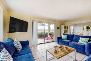 TV - Beautiful condo with on-site golf, pool, tennis, hot tub, & gym - patio, W/D, AC (Miramar Beach)