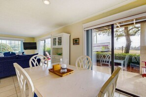 Dining - Beautiful condo with on-site golf, pool, tennis, hot tub, & gym - patio, W/D, AC (Miramar Beach)