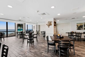 Dining - Gorgeous and well appointed efficiency with shared pool and beach access (Miramar Beach)