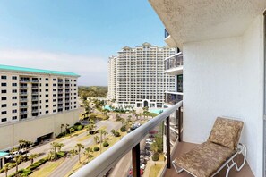 Property grounds - Gorgeous and well appointed efficiency with shared pool and beach access (Miramar Beach)