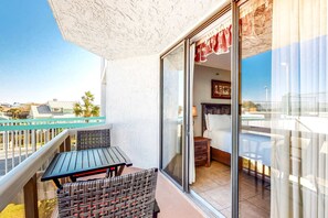 Outdoor dining - Coastal efficiency w/ shared pool, hot tub, tennis & easy beach access (Miramar Beach)