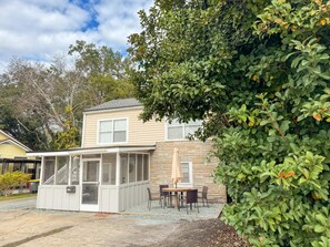 Outdoor dining - 2-bedroom apartment in perfect Jacksonville with cool AC (Jacksonville)