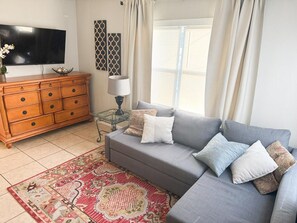 Living area - 2-bedroom apartment in perfect Jacksonville with cool AC (Jacksonville)