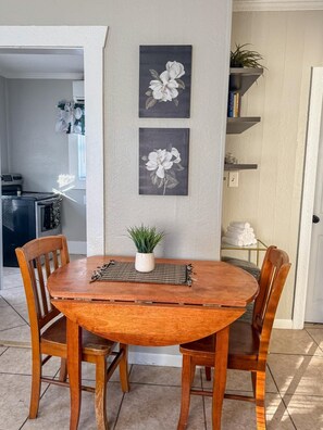 Dining - 2-bedroom apartment in perfect Jacksonville with cool AC (Jacksonville)