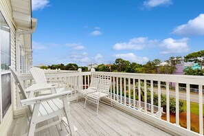 Property grounds - Gorgeous townhouse, plenty of space, family-friendly and close to everything! (Santa Rosa Beach)
