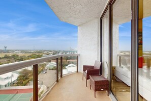 Property grounds - Beachfront resort studio with pool, hot tub, & easy beach access (Miramar Beach)