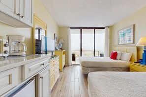 Iron/ironing board, WiFi, bed sheets - Beachfront resort studio with pool, hot tub, & easy beach access (Miramar Beach)