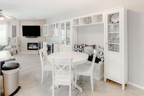 Dining - Luxury poolside townhouse with deck, balcony, washer/dryer, on-site pool, grill (St. George Island)