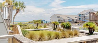 Luxury poolside townhouse with deck, balcony, washer/dryer, on-site pool, grill
