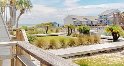 Luxury poolside townhouse with deck, balcony, washer/dryer, on-site pool, grill