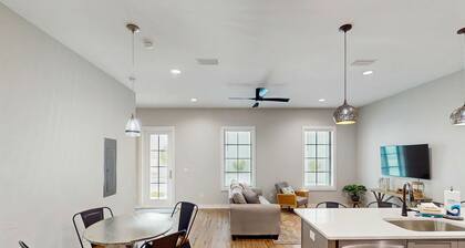 Dog-friendly bay view duplex with full kitchen, washer/dryer, & central AC