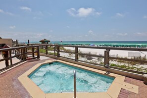 Outdoor spa tub - Amazing Unit, Splash pad & multiple pools on-site, Gulf-front (Destin)