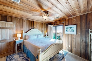 3 bedrooms, iron/ironing board, WiFi, bed sheets - Dog-friendly gulf front home with panoramic gulf views from the sundeck (Port St. Joe)