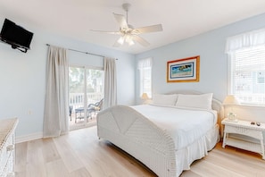 4 bedrooms, travel cot, WiFi, bed sheets - Dog & wedding-friendly home with private pool, bikes & beach gear (St. George Island)