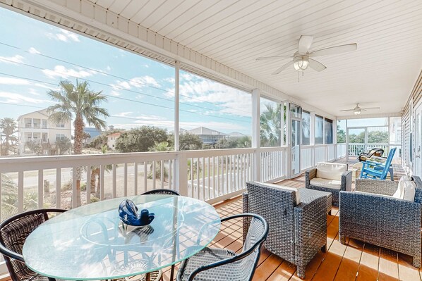 Outdoor dining - Dog & wedding-friendly home with private pool, bikes & beach gear (St. George Island)