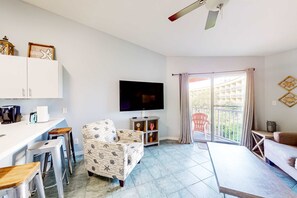 TV - 3rd-floor condo near beach with heated outdoor pool, hot tub, BBQ, W&D, balcony (Miramar Beach)