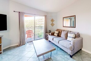 TV - 3rd-floor condo near beach with heated outdoor pool, hot tub, BBQ, W&D, balcony (Miramar Beach)