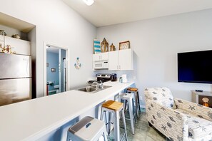 Fridge, microwave, oven, stovetop - 3rd-floor condo near beach with heated outdoor pool, hot tub, BBQ, W&D, balcony (Miramar Beach)