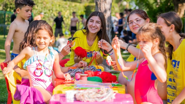 Un groupe d’enfants participait à une activité manuelle en plein air.