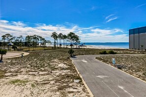 Beach nearby - Dog-friendly abode with a washer/dryer, central AC, & patio - perfect central location (Port St. Joe)