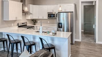 Coffee/tea maker, fridge, microwave, oven