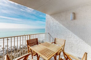Outdoor dining - Third-floor condo with beach access & views & outdoor pool (Miramar Beach)