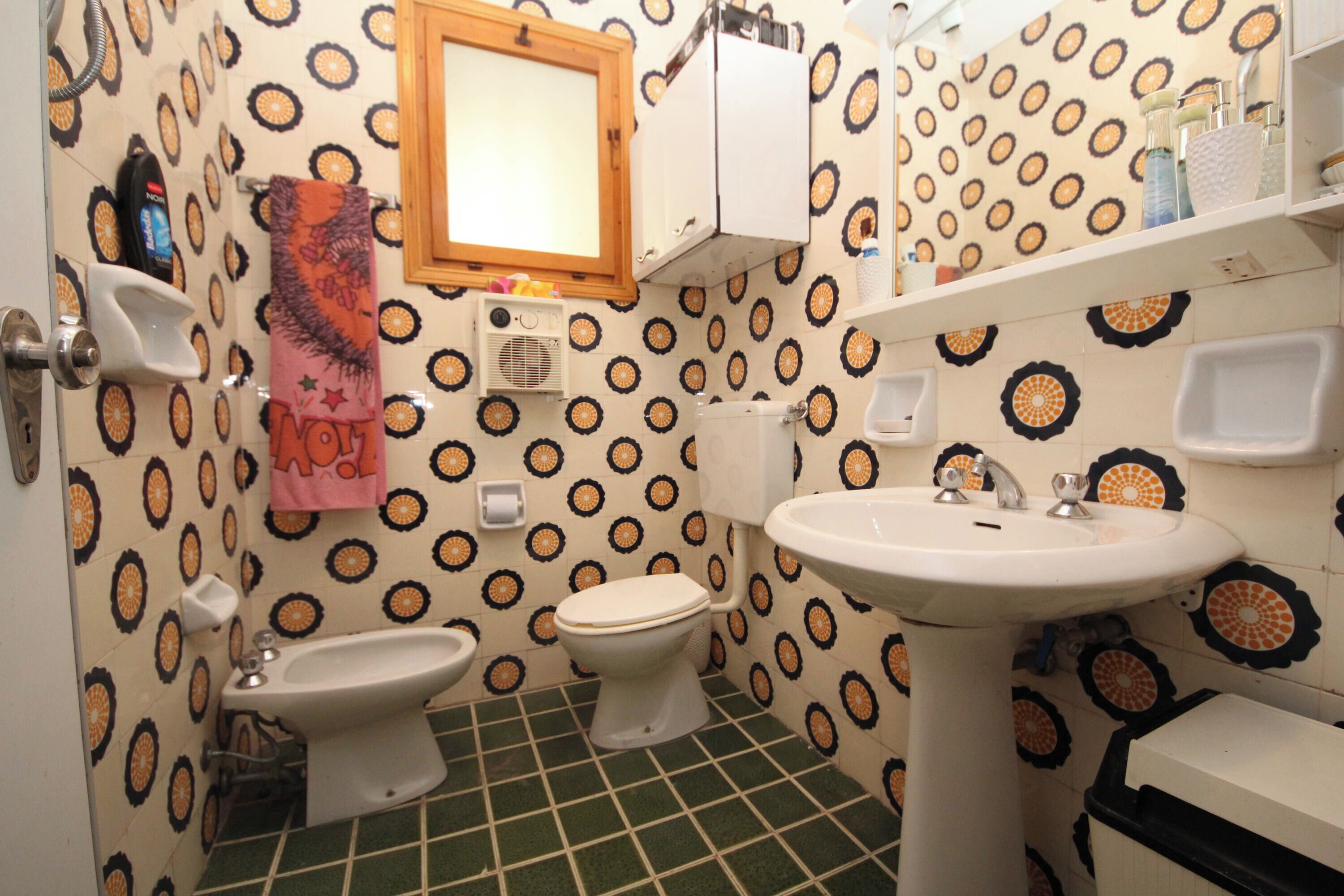 Ein Badezimmer mit Toilette, Bidet und Waschbecken.