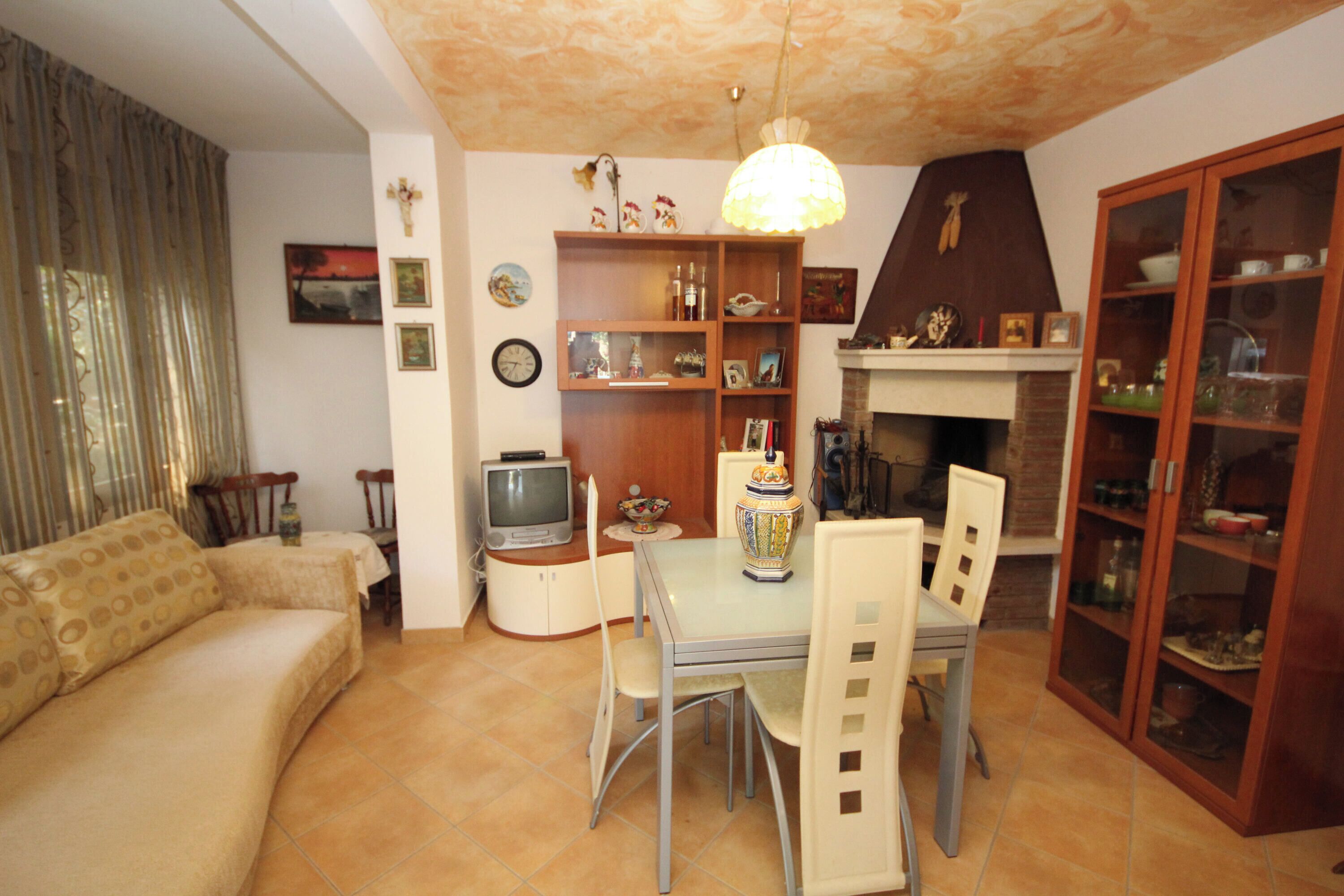 Apartment, 2 Bedrooms | Dining room