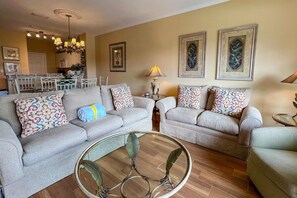 TV - Dog-friendly condo with pool, hot tub, private balcony, AC, & washer&dryer (Miramar Beach)