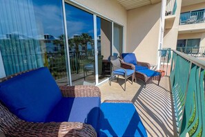 Property grounds - Dog-friendly condo with pool, hot tub, private balcony, AC, & washer&dryer (Miramar Beach)