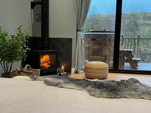 1 bedroom, travel cot, free WiFi, bed sheets - Luxury Lodge In The Treetops (H9PV+FR Llanbrynmair)