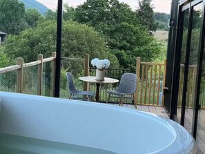 Outdoor spa tub - Luxury Lodge In The Treetops (H9PV+FR Llanbrynmair)