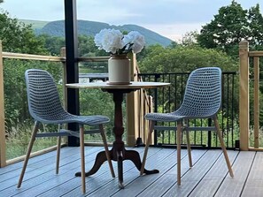 Outdoor dining - Luxury Lodge In The Treetops (H9PV+FR Llanbrynmair)