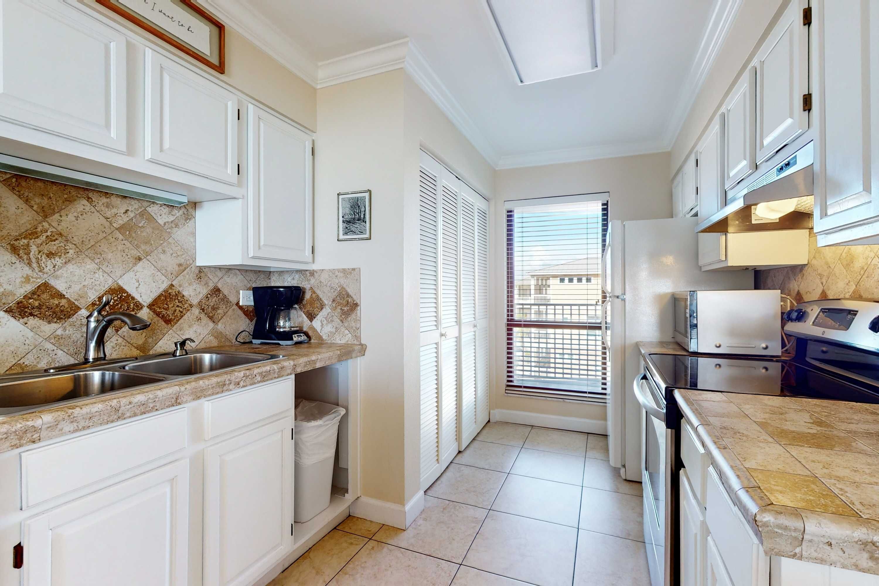 Frigorifero, microonde, forno, piano cottura