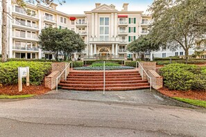 Exterior - Cozy efficiency with kitchenette, shared pool and beach access (Miramar Beach)