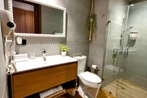Secadora de cabello, toallas, jabón, papel de baño 