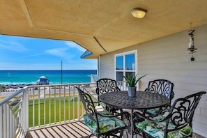 Outdoor dining - Big 'O Beach Miramar/Destin (Miramar Beach)