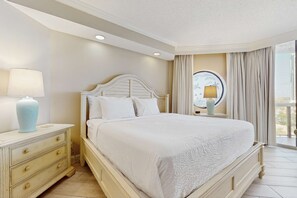 2 bedrooms, desk, iron/ironing board, WiFi - Gorgeous, well-appointed condo w/ a shared pool, hot tub, & beach access (Miramar Beach)