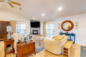 TV, offices - Beautiful dog-friendly home with screened porch & pool access in great location (Cape San Blas)