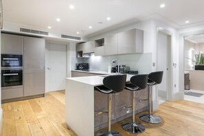 Private kitchen - Mayfair Platinum Residence, Park Lane PL12A (London)