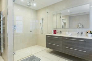 Hair dryer, towels, soap, toilet paper - Mayfair Platinum Residence, Park Lane PL12A (London)