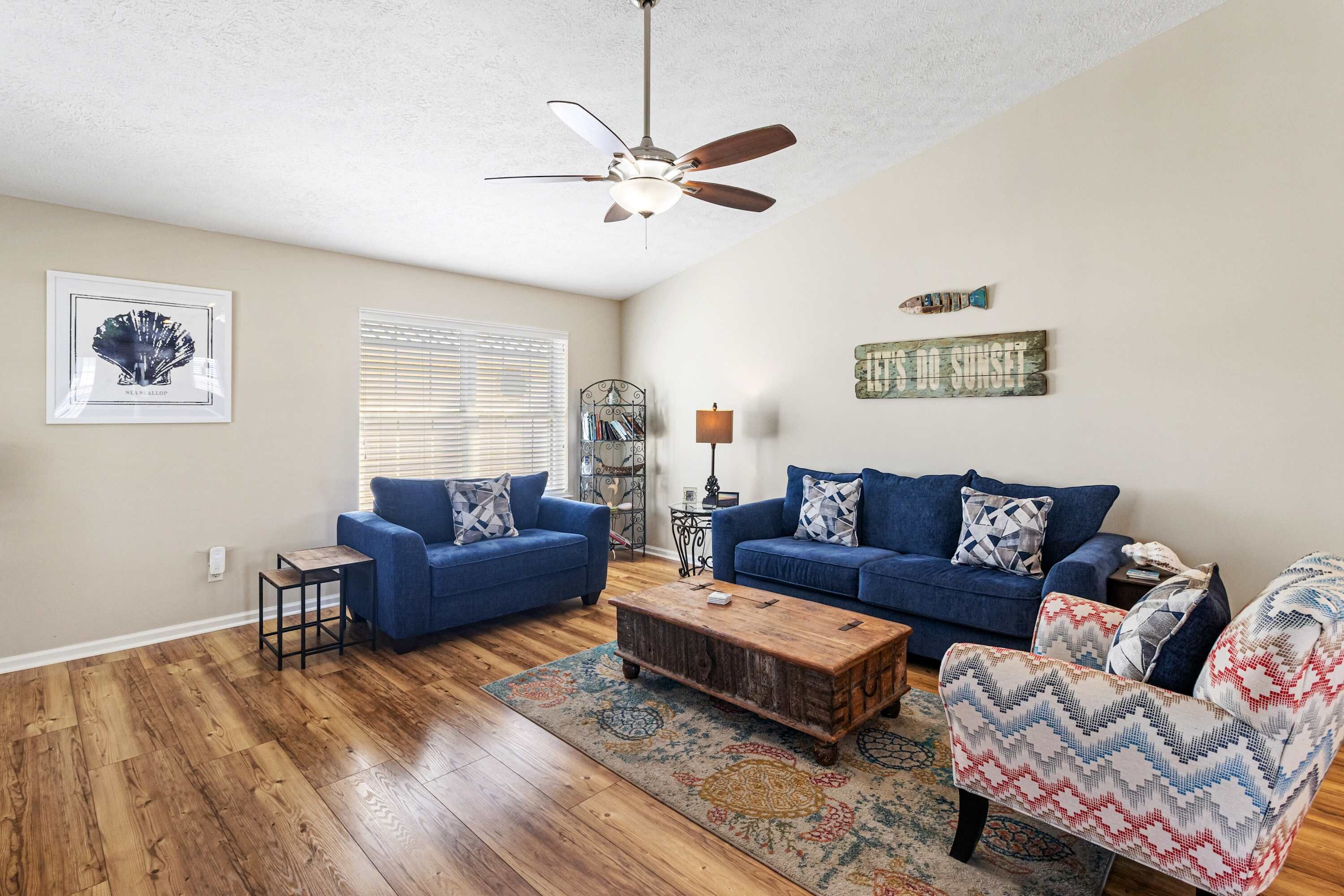 Televisión, reproductor de DVD y oficina 