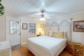 3 bedrooms, desk, iron/ironing board, WiFi - Charming beach cottage w/ covered patio & outdoor shower - walk to the beach (Santa Rosa Beach)
