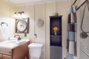 Shower, hair dryer, towels - Charming beach cottage w/ covered patio & outdoor shower - walk to the beach (Santa Rosa Beach)