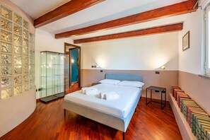 2 habitaciones y tabla de planchar con plancha 