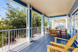 Outdoor dining - Gorgeous, multi-level home with pool, hot tub & two balconies - dog-friendly (Destin)