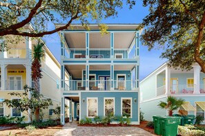 Exterior - Gorgeous, multi-level home with pool, hot tub & two balconies - dog-friendly (Destin)