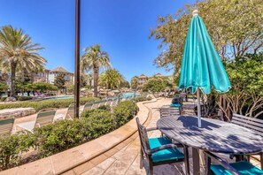 Outdoor dining - Gorgeous, multi-level home with pool, hot tub & two balconies - dog-friendly (Destin)