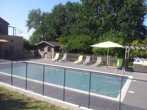 A swimming pool with a wooden deck, lounge chairs, and a small shed. - Quiet 4-person vacation rental in the countryside, with amenities just a 5-minute walk away, a pool, and more (Maubec)